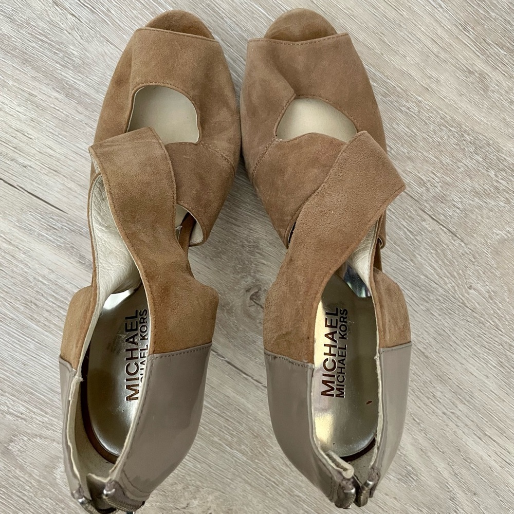 Michael Kors tan suede pumps